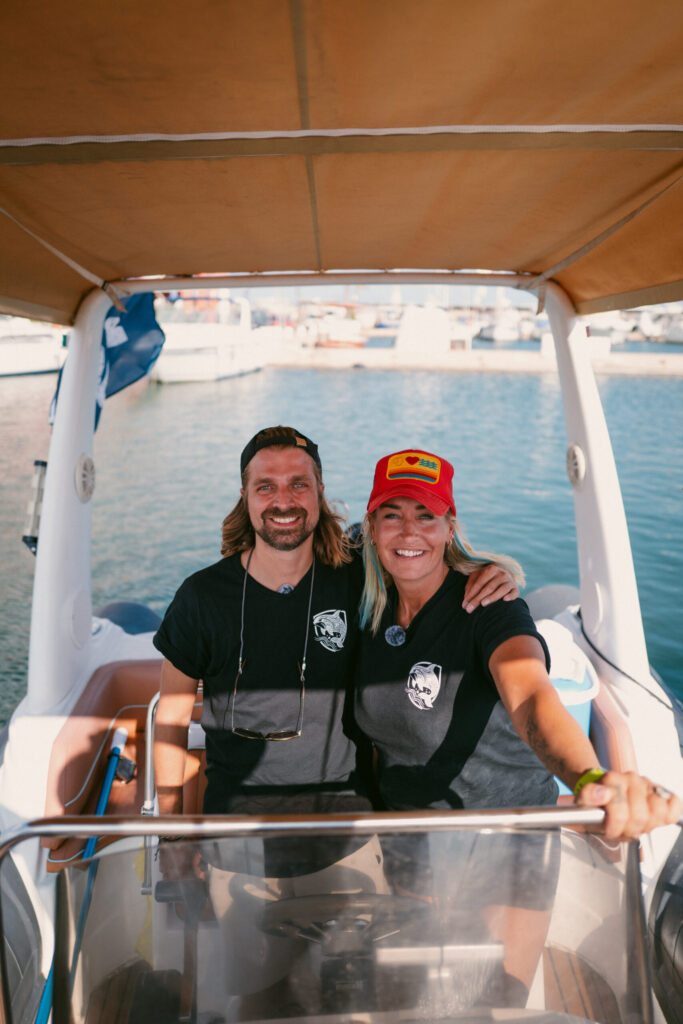 Janek Andre und Sarah Connor auf einem Boot