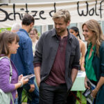 Laila (Elsa Krieger, l.) soll sich ihren Ängsten stellen und kommt mit ihrem Vater Paul (Steve Windolf, M.) zur Info-Veranstaltung der Jorker zum Streitthema "Der Wolf". Dort treffen sie auf Beke (Felicitas Woll, r.), die einen Artikel für die "Altländer Zeitung" schreibt.